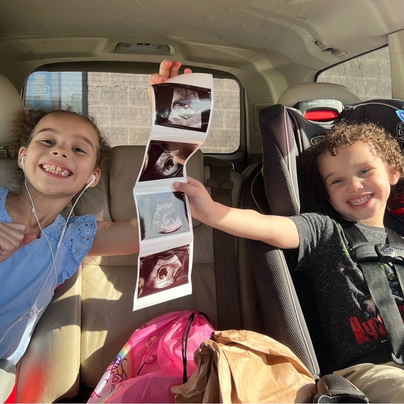 I’m going LIVE! Like this post to come hang with me for some amazing deals!🫶🏻 - Picture 6 of 17